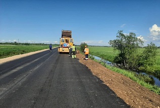 В Заостровье продолжается ремонт дороги Анисимово — Перхачево