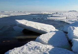 В Архангельской области продолжается закрытие пешеходных ледовых переправ