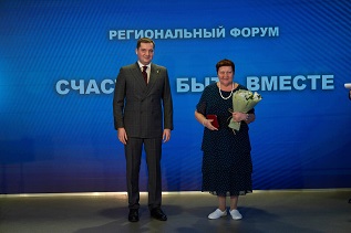 Губернатор Архангельской области вручил жительнице Приморского района знак отличия «Материнская слава»