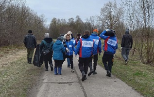  Отряды Полярного десанта приняли участие в субботнике в деревне Выселки Приморского района
