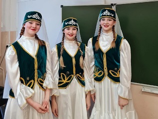 В Заостровской школе состоялся многонациональный фестиваль «Необъятная наша Россия»