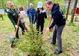 Александр Цыбульский высадил деревья в Приморском районе в рамках акции «Сад Памяти»