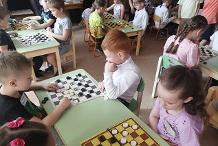 В Приморском районе определи самых сильных шашистов среди воспитанников детских садов