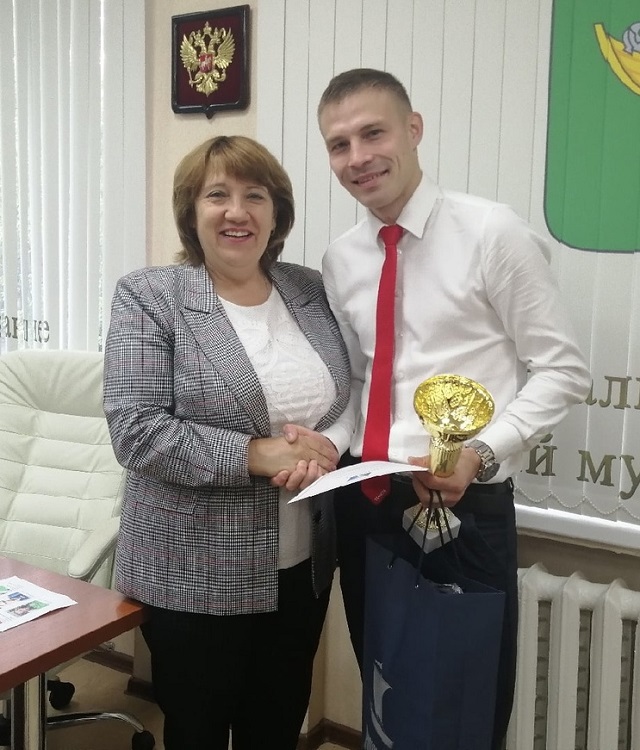 Валентина Рудкина вручила кубок победителям чемпионата по мини-футболу среди поселений Приморья