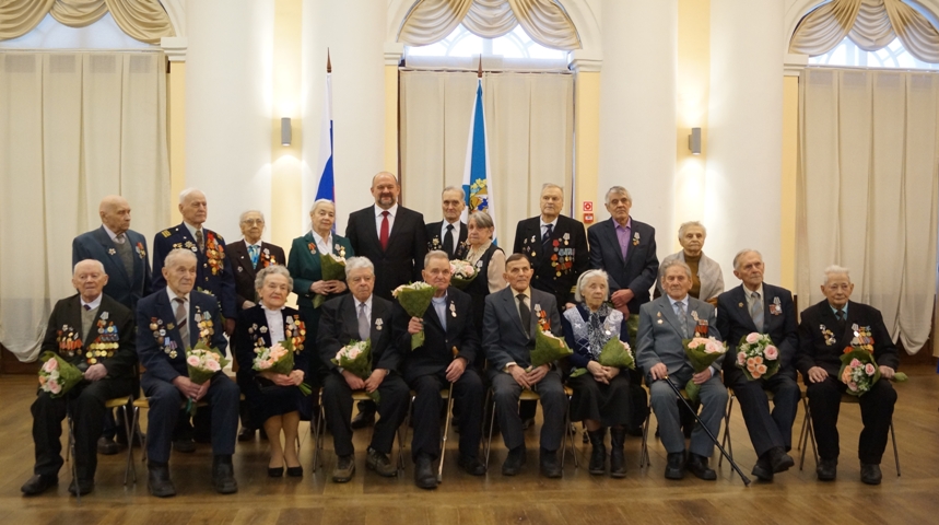 Юбилейные медали к 75-летию Великой Победы вручили ветеранам Приморского района