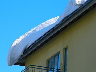 Организации, обслуживающие жилой фонд, обязаны производить удаление снега с крыш
