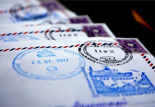 Почта России из своего самого северного отделения доставит больше 400 писем и открыток арктических туристов
