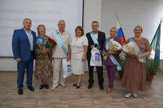 В Приморском районе вручили награды за заслуги перед муниципалитетом